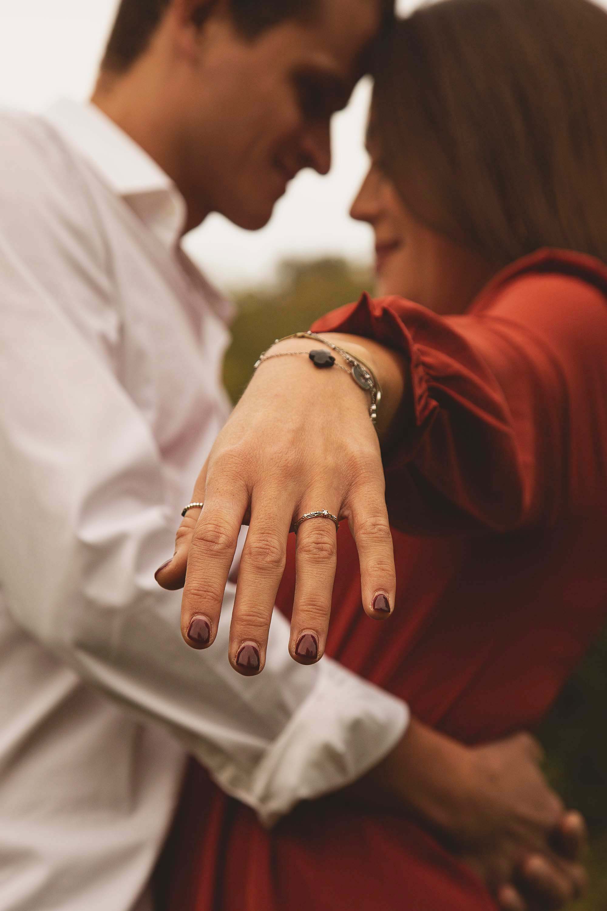 Gros plan sur un couple amoureux en extérieur
